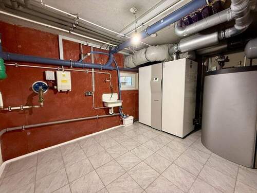 Technikraum mit neuer Luft-Wärme-Pumpe - 