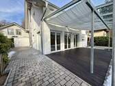 Terrasse mit direktem Zugang zur Garage - 