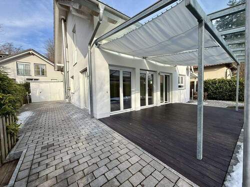 Terrasse mit direktem Zugang zur Garage - 