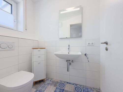 Gäste-WC mit Fenster - 