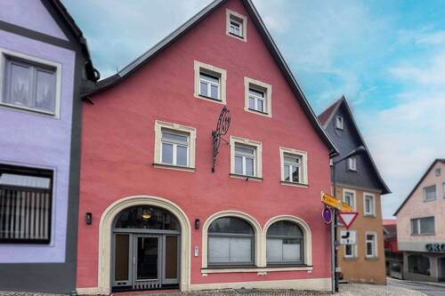 Außenansicht - 7 Zimmer Mehrfamilienhaus, Wohnhaus zum Kaufen in Hollfeld
