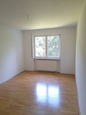 Schlafzimmer mit Blick in den Garten - 