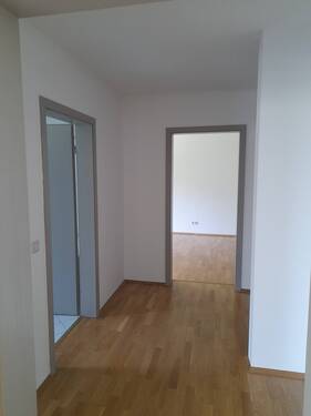 Flur mit Blick ins Schlafzimmer - 