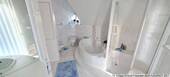 Badezimmer mit Eckbadewanne und Dusche - 