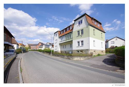 106-2022 Straßenseite 2.jpg - ETW in Rödental mit schöner Aussicht und hohen Räumen