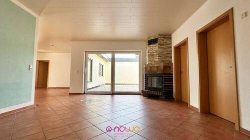 Blick vom Wohnzimmer zur Terrasse - 