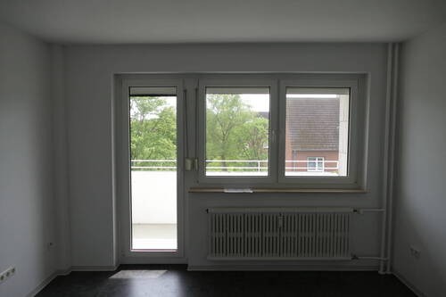 Wohnzimmer Blick auf Balkon - 