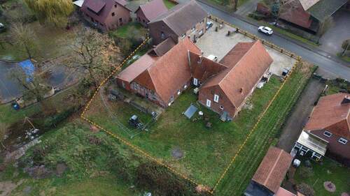 Drohne Oben - Arbeiten & Wohnen - Großer Hof mit 3 Gebäuden & vielen Parkplätzen - modernes Wohnhaus über 2 Etagen