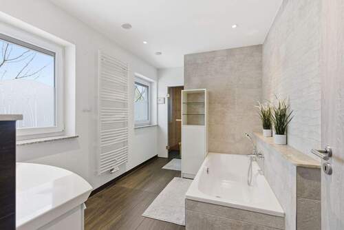 Badezimmer mit Wanne und Sauna - 