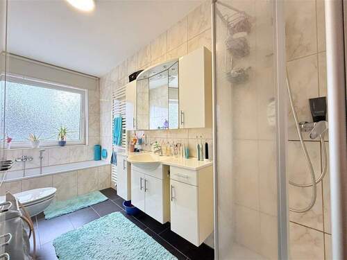 Bad mit Fenster, Badewanne und Dusche - 