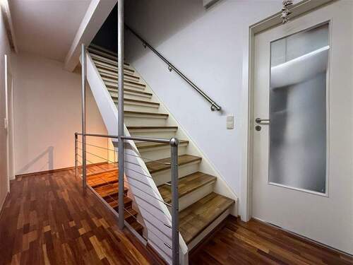 Treppenhaus hoch zum Dachgeschoss - 
