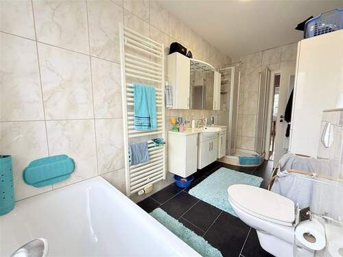 Bad mit Fenster, Badewanne und Dusche - 