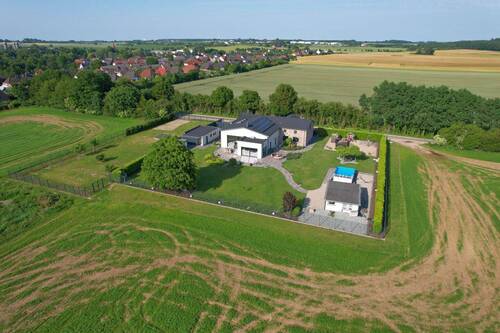 Luftbild Westansicht - 7 Zimmer Einfamilienhaus zum Kaufen in Stäbelow