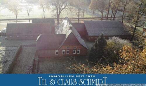 Ansicht Blick auf die Hofstelle mit dahinterliegendem Land - Hofstelle mit umfangreichen Nebenflächen und rd. 4 Hektar Land am Haus nahe Oldenburg