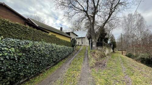 Zufahrt zum Bauernhaus - Bauernhaus, Landhaus mit 1,00 m&sup2; in Bahretal zum Kaufen