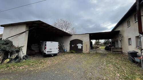 Bauernhaus mit angrenzender kleinen Scheune und Carport - 