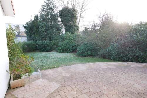 Blick von der Terrasse in den Garten.JPG - Tornesch - sehr nieveauvoll modernisiert und viel Platz zum Wohlfühlen!