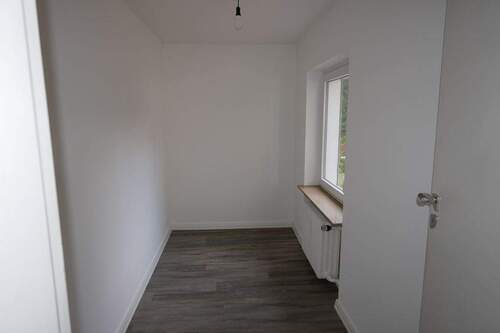 Zimmer im EG, ca. 8 m².JPG - 