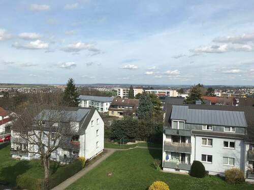 Weitblick von der Wohnung bis in die Wetterau - Wir suchen SIE für die großzügig geschnittene, helle Dachgeschosswohnung mit tollem Weitblick!