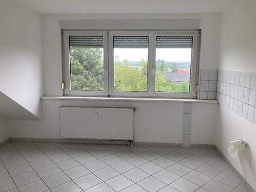 Wohnküche mit weißen Fliesen - 2 Zimmer Etagenwohnung zur Miete in Bad Vilbel