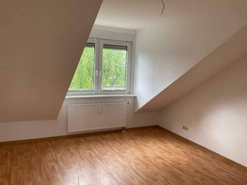 Schlafzimmer mit Dachschrägen und Bodenbelag in Holzoptik - Etagenwohnung mit 64,40 m&sup2; in Bad Vilbel zur Miete