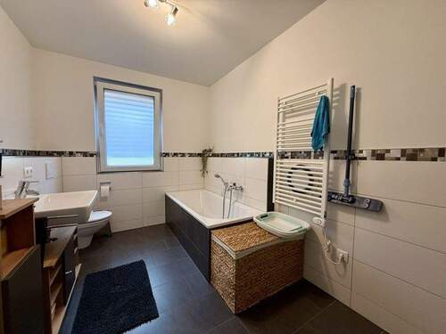 Bad mit Dusche und Badewanne - 