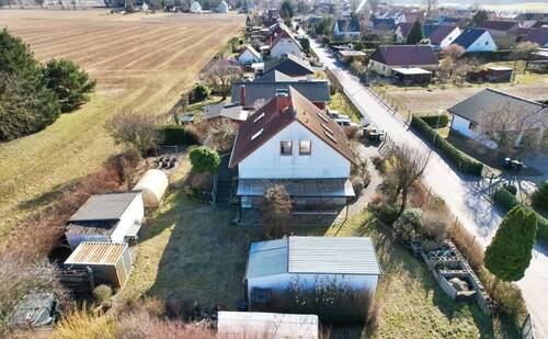 Ansicht von oben - Ihr Urlaubsprojekt im Grünen: EFH mit Charakter, Garage und viel Potenzial.