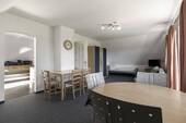 Wohnzimmer direkt zum Balkon - 