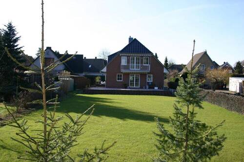 Das Haus Gartenansicht - 5 Zimmer Etagenwohnung zur Miete in Norderstedt