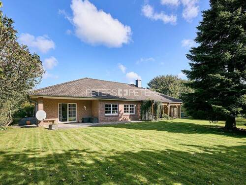 Rückansicht - + Perfekte Ruhige Lage auf großem Grundstück +