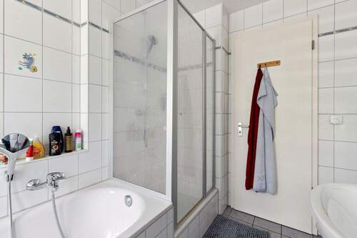 Badewanne und Dusche - 