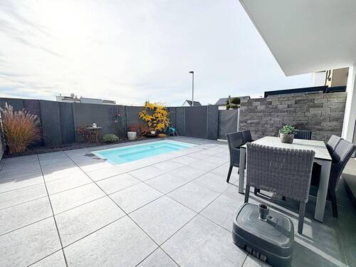 Grundstück mit Pool - 