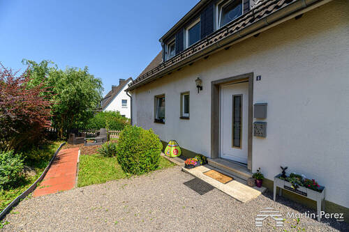 Vorderansicht - 6 Zimmer Doppelhaushälfte zum Kaufen in Schalksmühle