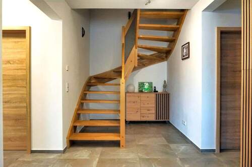 Treppe ins Obergeschoss - 