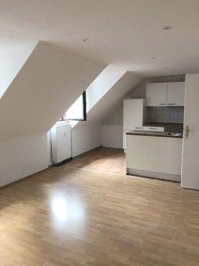 Wohnzimmger mit Küchenbereich - 2 Zimmer Etagenwohnung zur Miete in Köln