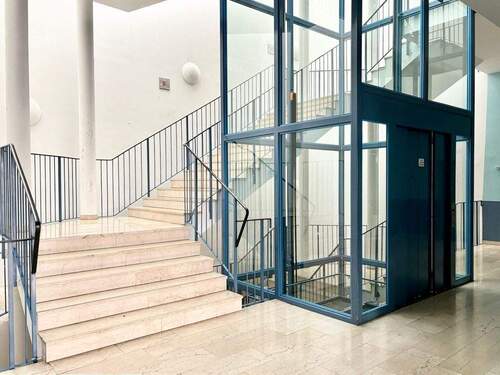 Treppenhaus mit Aufzug - 