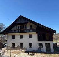 Kernsanierungsbedürftiges Einfamilienhaus mit großem Grundstück in Traunstein.
