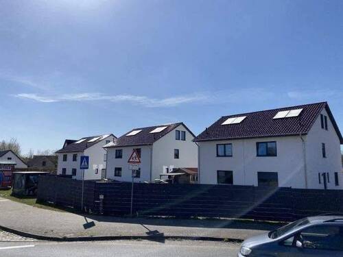 Bild 1 - + Doppelhaushälfte mit schönem Gartengrundstück + Carport +