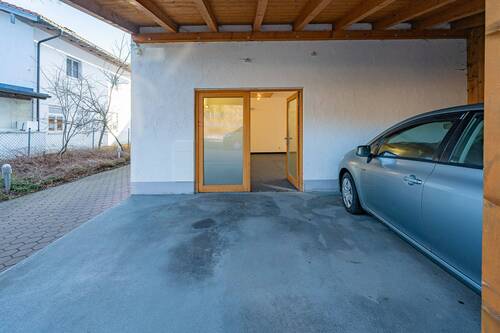 Zugang seitlich über Carport - 