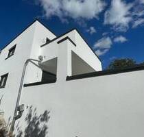 Erstbezug! Moderne 3-Raum-Wohnung im 2-Familienhaus. Mit Balkon, Einbauküche, Garage & Stellplatz - Leinburg