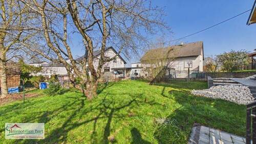 sonniger, ebenerGarten - 