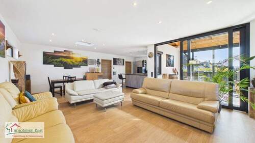 Wohnbereich mit Zugang zum Wintergarten - 