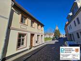 Ansicht Haus und HGStr..jpg - Mehrfamilienhaus mit Potential, acht Wohnungen in der Hansestadt Anklam! Denkmalschutz!