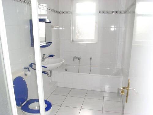 Bad mit Wanne und Dusche, Bild exemplarisch vor Neuvermietung - 