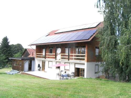 Rückansicht - Geräumiges Wohnhaus im Landhausstil in ruhiger Lage