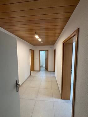 1 Blick von der Wohnungseingangstür in die Wohnung.jpeg - Sofort verfügbare, umfassend modernisierte 3-Zimmer-Eigentumswohnung mit Balkon in Trier-Heiligkreuz