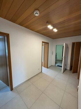 5 Blick in den Wohnungsflur.jpeg - 3 Zimmer Etagenwohnung zum Kaufen in Trier