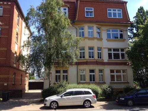 Hausansicht - renovierte 4-Raum-Wohnung mit Loggia und Garten