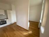 Blick von Küchenbereich zum Wohnzimmer - 