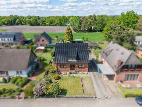 Straßenansicht Drohne - Gut vermietetes Zweifamilien in ruhiger ländlicher Lage von Lilienthal